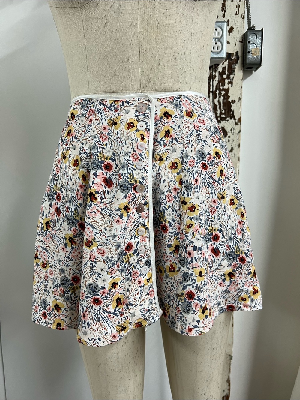Floral Button-Front Women’s Shorts - White Multi